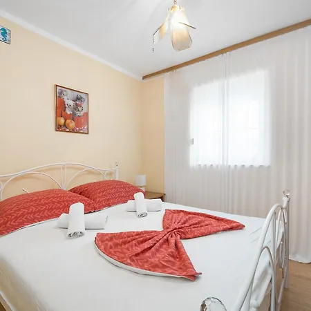 Rose Brodarica Apartment